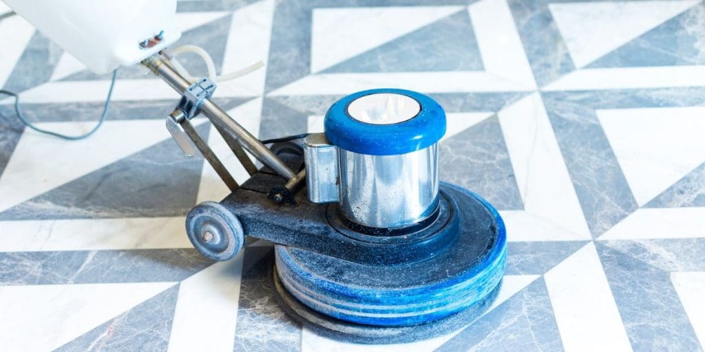 Skurmaskin som rengör ett marmorgolv.